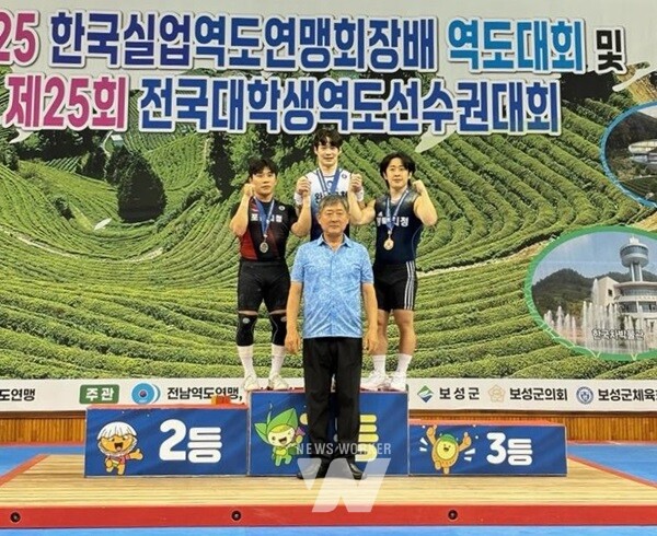 사진은 금메달 3개를 획득한 완도군청 역도실업팀 김동민 선수(중앙)