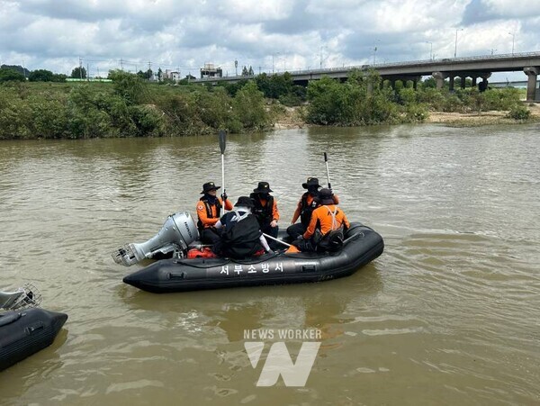 광주광역시소방안전본부는 최근 집중호우로 실종된 시민 A씨(80대 중반)을 찾기 위한 가용 소방력을 총동원해 수색작업을 벌이고 있다.