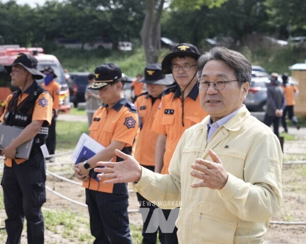 강기정 광주광역시장이 22일 서구 극락교를 찾아 집중호우로 인한 실종자 집중수색을 앞두고 있는 대원들의 안전을 당부하고 있다. /광주광역시 제공강기정 광주광역시장이 22일 서구 극락교를 찾아 집중호우 실종자 집중수색에 대한 설명을 듣고 있다./광주광역시 제공