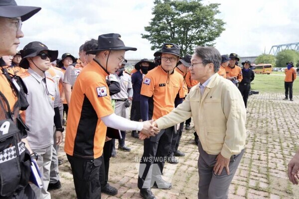 강기정 광주광역시장이 22일 서구 극락교를 찾아 집중호우로 인한 실종자 집중수색을 앞두고 있는 대원들의 안전을 당부하고 있다. /광주광역시 제공