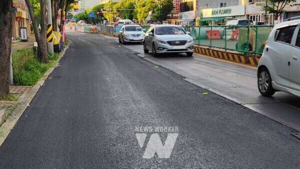 광주광역시(시장 강기정)는 도시철도2호선 1단계 공사가 진행 중인 서구 운천저수지~금호지구입구사거리 구간 덧씌우기 임시포장을 지난 21일 완료했다