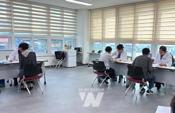 치매 조기 예측 및 정밀 진단 검사를 위한 문답 및 인지 선별 검사를 하고 있다