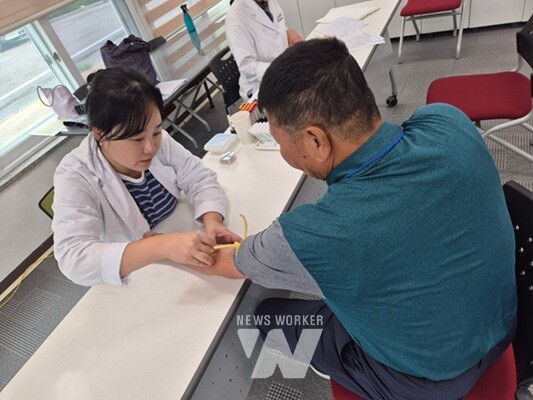 치매 조기 예측 및 정밀 진단 검사를 위한 혈액검사를 하고 있다