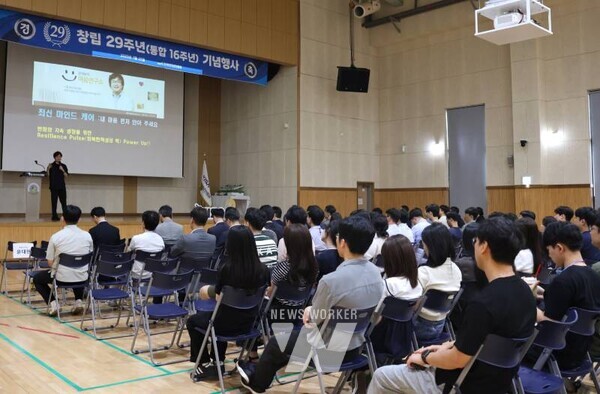 7월 22일(화) KISA 나주 본원에서 열린 직원·협력업체 근로자 대상 정신건강 관리 특별 강연에서 참석자들이 강연을 경청하고 있다.