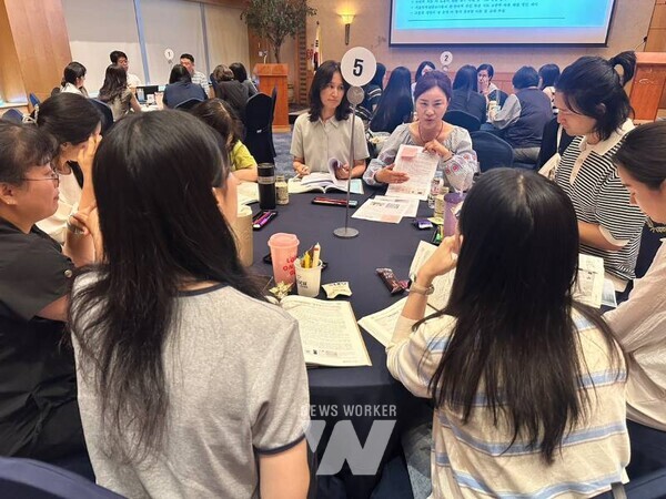 기초학력전담교사들이 상반기 전체 나눔의 날에 참여해 활발히 사례를 나누고 있다