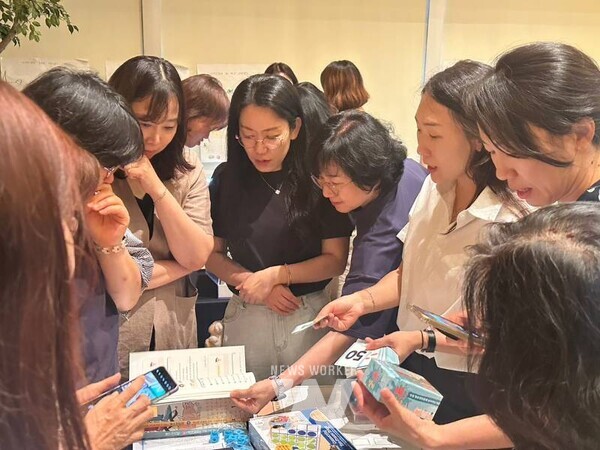 각자 가져온 교구를 살펴보며 활용법, 지도 방법을 나누고 있는 장면.