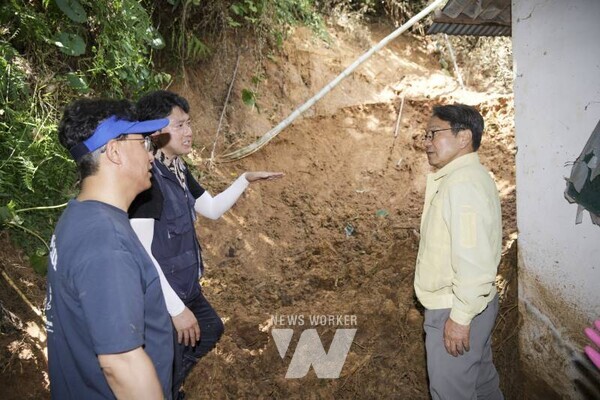 강기정 광주광역시장이 22일 오전 수해 피해를 입은 광산구 첨단2동 한 주택을 찾아 자원봉사자들을 격려한 뒤 복구 현장을 살펴보고 있다./광주광역시 제공