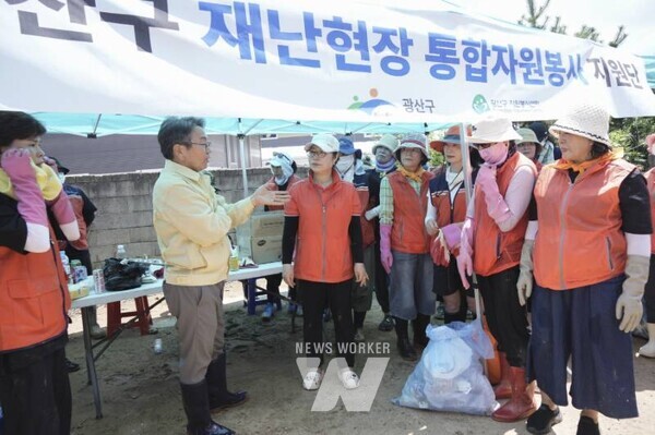 강기정 광주광역시장이 22일 오전 수해 피해를 입은 광산구 첨단2동 한 주택을 찾아 자원봉사자들을 격려한 뒤 복구 현장을 살펴보고 있다./광주광역시 제공강기정 광주광역시장이 22일 오전 수해 피해를 입은 광산구 첨단2동 한 주택을 찾아 자원봉사자들을 격려하고 있다./광주광역시 제공6.강기정 광주광역시장, 마륵동 시설하우스 수해현장 방문강기정 광주광역시장이 22일 오전 침수 피해를 입은 서구 마륵동 토마토 재배 시설하우스 찾아 피해상황을 점검하고 있다. /광주광역시 제공