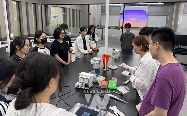 광주광역시교육청시민협치진흥원이 21~22일 조선대학교 자연과학대학에서 진행한 ‘온마을이음학교 미래 과학자를 위한 기초과학 챌린지-뇌과학’ 프로그램에 참여한 고등학생들이 웰에이징 메디케어 연구소(조선대 자연과학대학)에서 유전자 지문-PCR 실험을 참관하고 있다./광주시교육청 제공