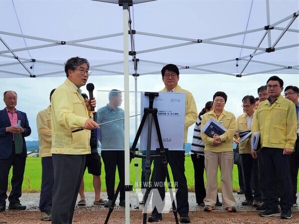 강상구 나주부시장(왼쪽)이 집중호우로 인한 피해현황과 복구계획을 농촌진흥청과 공유하고 있다. (사진제공-나주시)