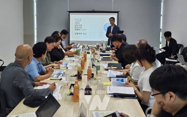 남도국제미식산업박람회 사무국은 10월 개최하는 ‘2025 남도국제미식산업박람회’의 성공적 추진을 위해 각계 전문가가 참여하는 자문위원회를 22일 열어 150만 관람객 맞이를 목표로 한 프로그램 운영계획을 점검했다.