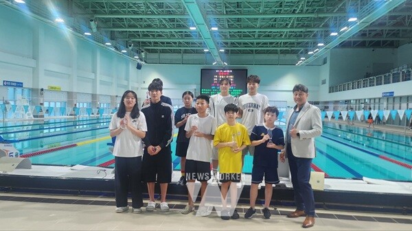 광양성황수영장에서 ‘제32회 전라남도교육감기 시군 대항 수영대회’가 열리고 있다.
