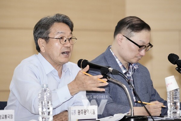 강기정 광주광역시장이 22일 오후 광주교통문화연수원에서 열린 ‘택시요금 현실화를 위한 광주시민 공청회’에 참석해 참석자들과 택시요금 적정 산정 용역 결과를 공유한 뒤 의견을 나누고 있다. /광주광역시 제공