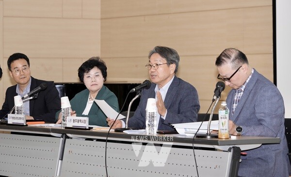 강기정 광주광역시장이 22일 오후 광주교통문화연수원에서 열린 ‘택시요금 현실화를 위한 광주시민 공청회’에 참석해 참석자들과 택시요금 적정 산정 용역 결과를 공유한 뒤 의견을 나누고 있다. /광주광역시 제공