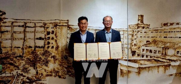 문화전당, 22일 청주공예비엔날레와 업무협약 체결 (좌)김상욱 국립아시아문화전당장, (우)변광섭 청주공예비엔날레조직위원회 집행위원장