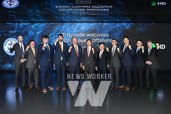 HD현대와 ‘에디슨 슈에스트 오프쇼어(Edison Chouest Offshore)’ 社가 최근 미국 내 컨테이너 운반선 공동 건조를 위한 세부 협력방안 등을 논의했다. 사진 오른쪽에서 여섯번째부터 정기선 HD현대 수석부회장, 디노 슈에스트(Dino Chouest) 에디슨 슈에스트 오프쇼어 대표