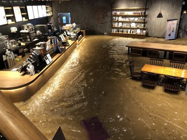 침수 피해를 본 광주 한 스타벅스점 [사진=온라인커뮤니티]