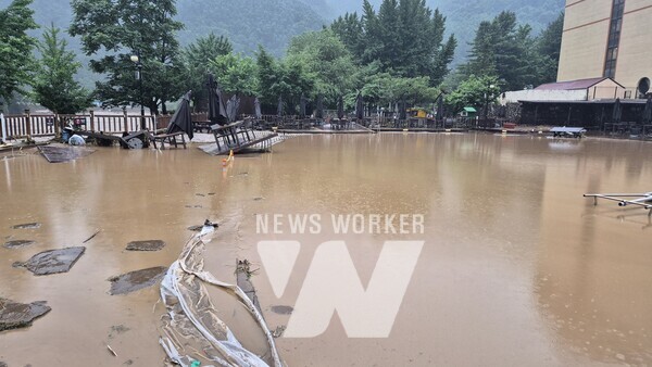 매장이 침수된 가평 소재 애슐리 퀸즈 매장 옆 야외 수영장[사진=독자 제공] 