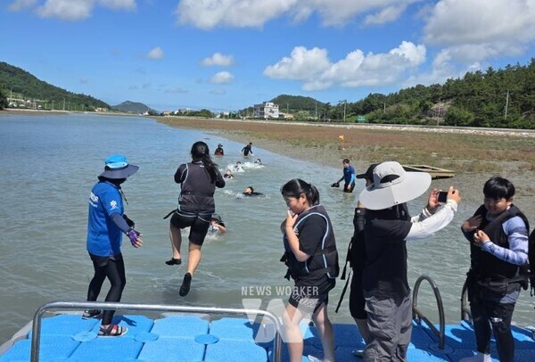 신안 관내 학생들이 22일 임자면 진리해변에서 ‘생활수영’ 교육을 받고 있다.
