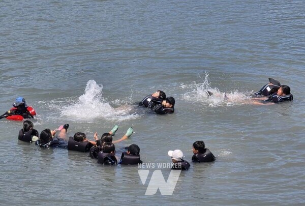 신안 관내 학생들이 22일 임자면 진리해변에서 ‘생활수영’ 교육을 받고 있다.