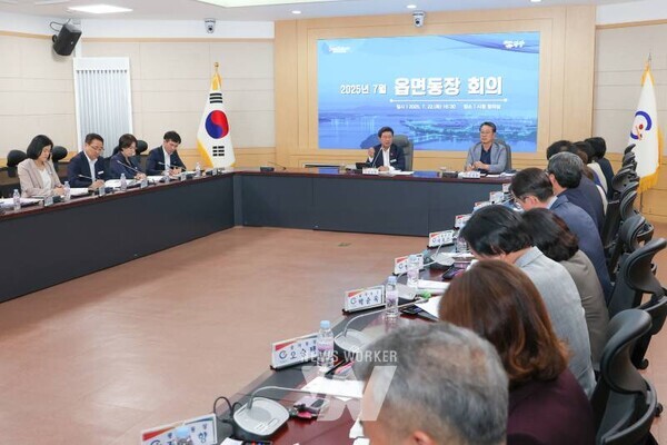 전남 광양시(시장 정인화)는 지난 22일 시청 창의실에서 정인화 시장 주재로 ‘7월 읍면동장 회의’를 개최하고, 본청과 읍면동 간 주요 현안을 공유하며 시정 전반에 대한 협력 방안을 논의했다