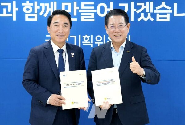 김영록 전라남도지사가 23일 서울 국정기획위원회에서 박수현 국정기획위 균형성장특별위원장과 면담을 갖고 전남도 핵심현안의 국정과제에 반영을 건의하고 협조를 요청하고 있다.