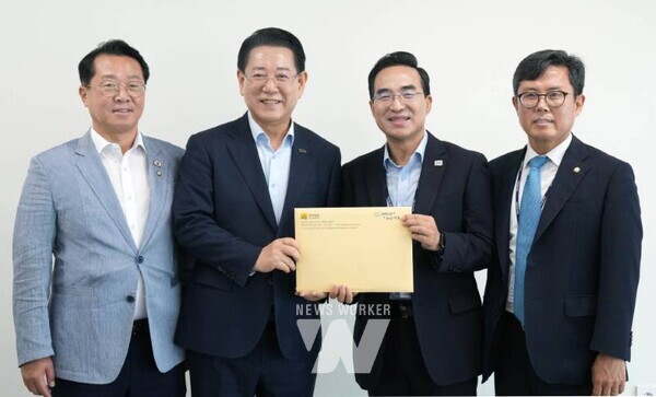 김영록 전라남도지사가 23일 서울 국정기획위원회에서 박수현 국정기획위 균형성장특별위원장과 면담을 갖고 전남도 핵심현안의 국정과제에 반영을 건의하고 협조를 요청하고 있다.(국정기획위 안도걸 위원 면담)김영록 전라남도지사(오른쪽)가 23일 서울 국정기획위원회에서 안도걸 국정기획위원회 위원과 면담을 갖고 전남 미래발전 핵심과제 등 도 현안 해결을 위한 건의를 하고 협조를 요청하고 있다.(국정기획위 박홍근 국정기획분과장 면담)김영록 전라남도지사가 23일 서울 국정기획위원회에서 박홍근 국정기획위원회 국정기획분과장과 면담을 갖고 전남 미래발전 핵심과제 등 도 현안 해결을 위한 건의를 하고 협조를 요청하고 있다.(국정기획위 이춘석 경제2분과장 면담)김영록 전라남도지사가 23일 서울 국정기획위원회에서 이춘석 국정기획위원회 경제2분과장과 면담을 갖고 전남 미래발전 핵심과제 등 도 현안 해결을 위한 건의를 하고 협조를 요청하고 있다.