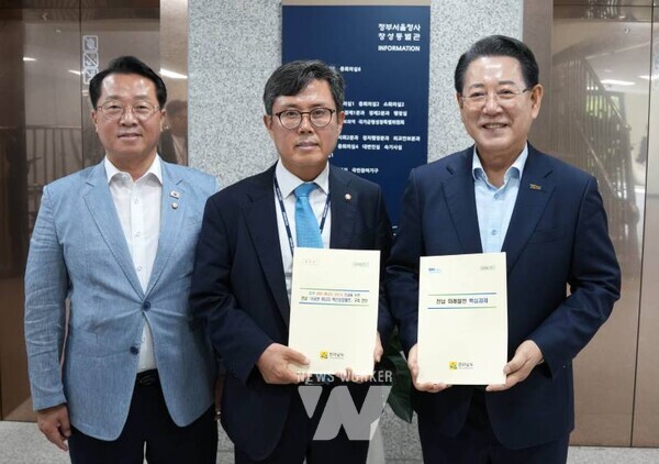 김영록 전라남도지사가 23일 서울 국정기획위원회에서 박수현 국정기획위 균형성장특별위원장과 면담을 갖고 전남도 핵심현안의 국정과제에 반영을 건의하고 협조를 요청하고 있다.(국정기획위 안도걸 위원 면담)김영록 전라남도지사(오른쪽)가 23일 서울 국정기획위원회에서 안도걸 국정기획위원회 위원과 면담을 갖고 전남 미래발전 핵심과제 등 도 현안 해결을 위한 건의를 하고 협조를 요청하고 있다.(국정기획위 박홍근 국정기획분과장 면담)김영록 전라남도지사가 23일 서울 국정기획위원회에서 박홍근 국정기획위원회 국정기획분과장과 면담을 갖고 전남 미래발전 핵심과제 등 도 현안 해결을 위한 건의를 하고 협조를 요청하고 있다.(국정기획위 이춘석 경제2분과장 면담)김영록 전라남도지사가 23일 서울 국정기획위원회에서 이춘석 국정기획위원회 경제2분과장과 면담을 갖고 전남 미래발전 핵심과제 등 도 현안 해결을 위한 건의를 하고 협조를 요청하고 있다.