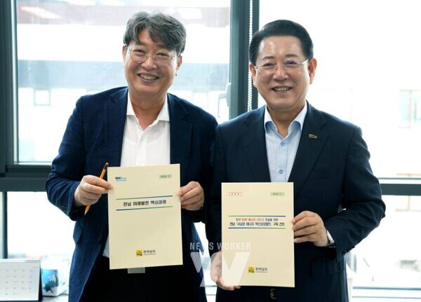 김영록 전라남도지사가 23일 서울 국정기획위원회에서 이춘석 국정기획위원회 경제2분과장과 면담을 갖고 전남 미래발전 핵심과제 등 도 현안 해결을 위한 건의를 하고 협조를 요청하고 있다.