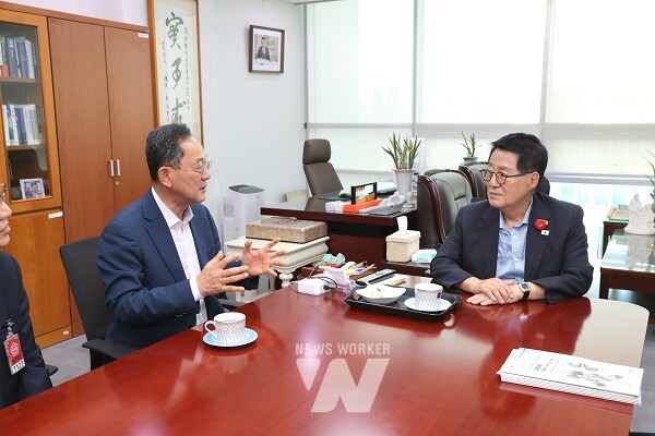 명현관 해남군수가 국비확보를 위해 박지원국회의원을 방문했다.