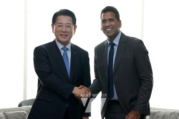 김영록 전라남도지사가 23일 서울 여의도에서 비노드 파트와리 린데 아태지역 사장과 면담을 마친 뒤 기념촬영을 하고 있다.