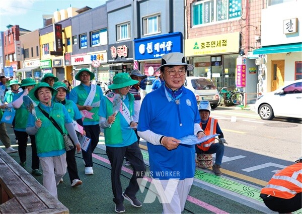 장흥군은 23일 군민회관부터 물축제장까지 상가를 대상으로 ‘제18회 정남진 장흥 물축제 성공 기원 손님맞이 친절 캠페인’을 펼쳤다.