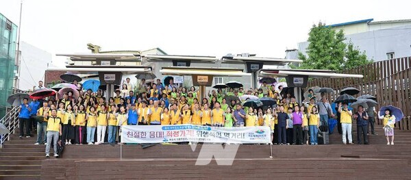 여수시(시장 정기명)는 지난 18일 중앙동 이순신광장에서 ‘음식점 친절서비스 캠페인’을 실시했다.