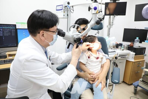 청각장애를 갖고 있던 아동에게 인공와우 이식술을 집도한 전남대병원 이비인후과 조형호 교수가 이동이 아동의 귀 상태를 점검하고 있다.