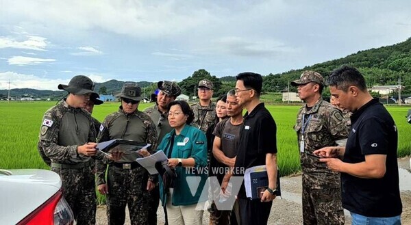 최근 집중호우로 피해를 입은 지역사회에 민관군의 손길로 빠르게 복구되고 있다. 사진은 군부대 대민지원 나온 모습.(사진제공-나주시)