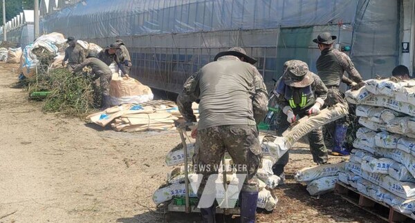 최근 집중호우로 피해를 입은 지역사회에 민관군의 손길로 빠르게 복구되고 있다. 사진은 군부대 대민지원 나온 모습.(사진제공-나주시)
