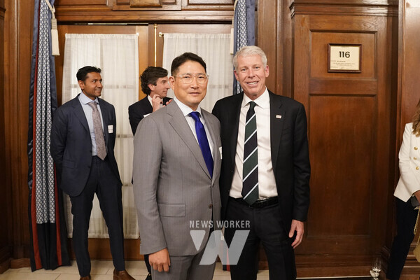 사진=효성 조현준 회장이 지난 3월말 미 워싱턴 DC에서 열린 체리블라썸 정책 서밋에 참석해 크리스 라이트 에너지부장관과 기념사진을 촬영했다