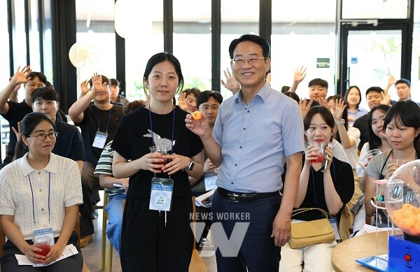 진원 강진군수가 백운동전시관에서 직원들과 ‘공감 톡콘서트’를 갖고 있다.