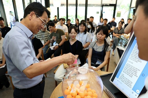진원 강진군수가 백운동전시관에서 직원들과 ‘공감 톡콘서트’를 갖고 있다.