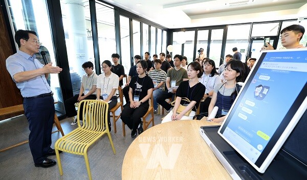 진원 강진군수가 백운동전시관에서 직원들과 ‘공감 톡콘서트’를 갖고 있다.