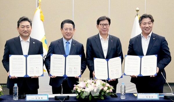 김영록 전라남도지사가 25일 오후 부산벡스코에서 ‘국립목포해양대-국립한국해양대 글로컬대학 지정’을 위한 글로컬대학 비전 및 혁신전략 보고회에서 부산시, 국립목포해양대, 국립한국해양대와 글로컬대학 MOU를 체결하고 있다. (왼쪽부터 한원희 목포해양대학교 총장, 김영록 전남도지사, 박형준 부산광역시장, 류동근 한국해양대학교 총장)