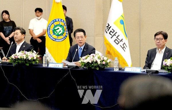 김영록 전라남도지사가 25일 오후 부산벡스코에서 ‘국립목포해양대-국립한국해양대 글로컬대학 지정’을 위한 글로컬대학 비전 및 혁신전략 보고회에서 인사말을 하고 있다.