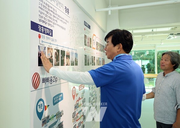 김성 장흥군수가 예 장흥교도소 역사관을 방문해 살펴보고 있다.