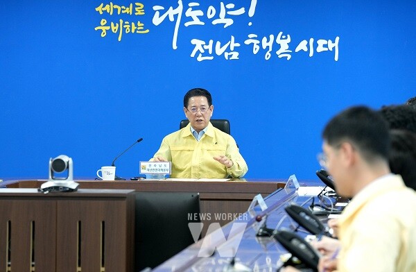 전남지역 폭염 경보로 재난안전대책본부 비상 1단계가 발령된 27일 김영록 전라남도지사가 도청 재난종합상황실을 방문, '폭염경보 대처사항 보고회'를 주재하고 근무자들을 격려하고 있다.