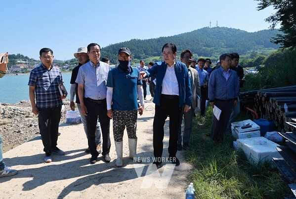 완도군, 전복 가두리 감축 사업 추진(현장 방문한 신우철 완도군수)