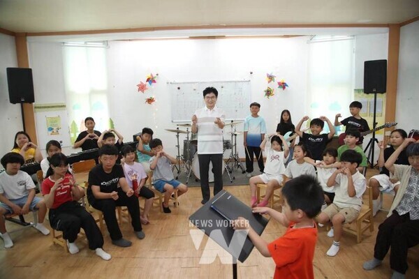 김대중 교육감과 청풍초 학생들이 할머니와 나와 민들레 영화 촬영을 하고 있는 모습