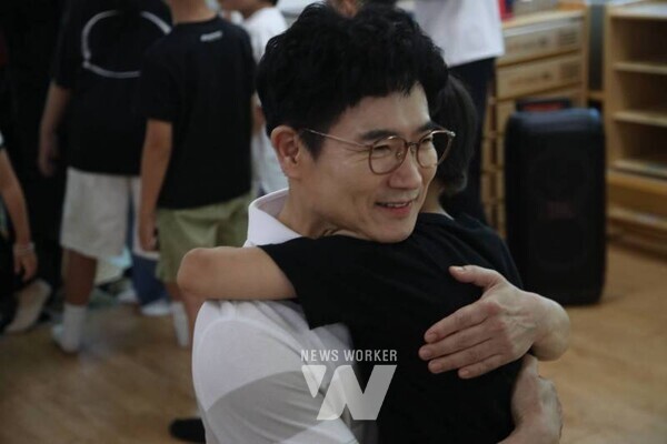 김대중 교육감과 청풍초 학생들이 할머니와 나와 민들레 영화 촬영을 하고 있는 모습