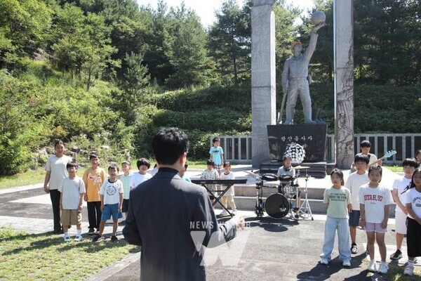 김대중 교육감과 청풍초 학생들이 영화 촬영에 앞서 파이팅을 외치고 있다