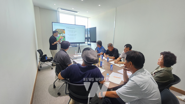 국화 재배기술 교육 중인 모습