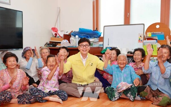 김철우 보성군수가 읍면 중심의 현장 접수 창구를 방문해 격려하고 있다(가운데 민방위복_김철우 보성군수)